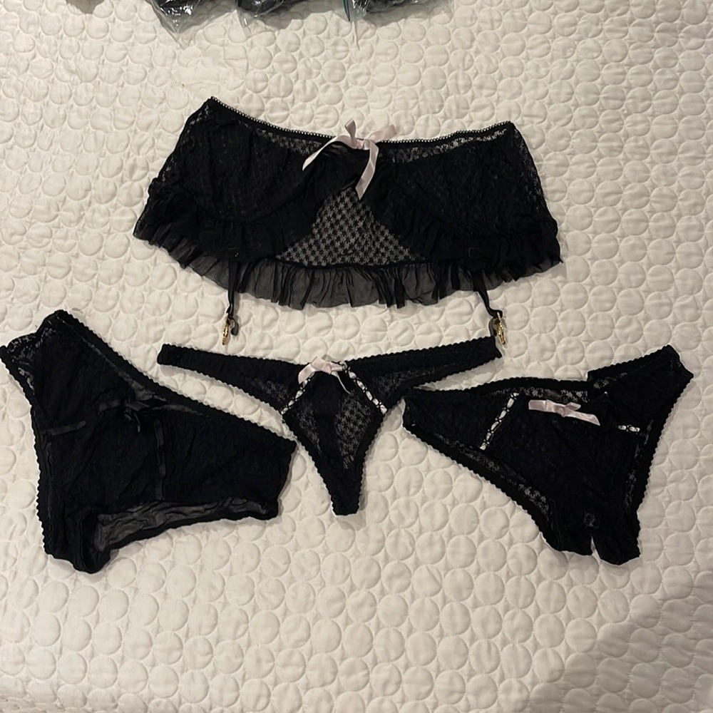 Back lingerie women size small black Garter with 2 panties set lace ribbon